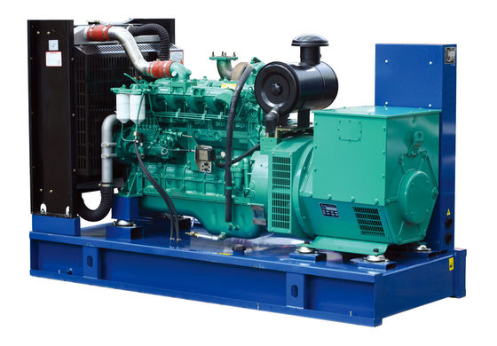 60hz 200 Kw Cummins เครื่องกำเนิดไฟฟ้าดีเซลสามเฟสพร้อมระบบระบายความร้อนด้วยน้ำ